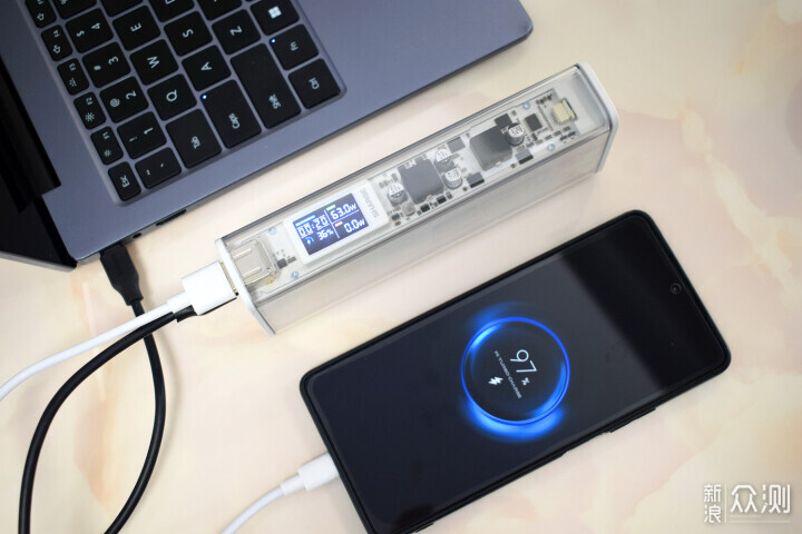 閃極銀翼pro超級移動電源,透明電路板耀全網_新浪眾測