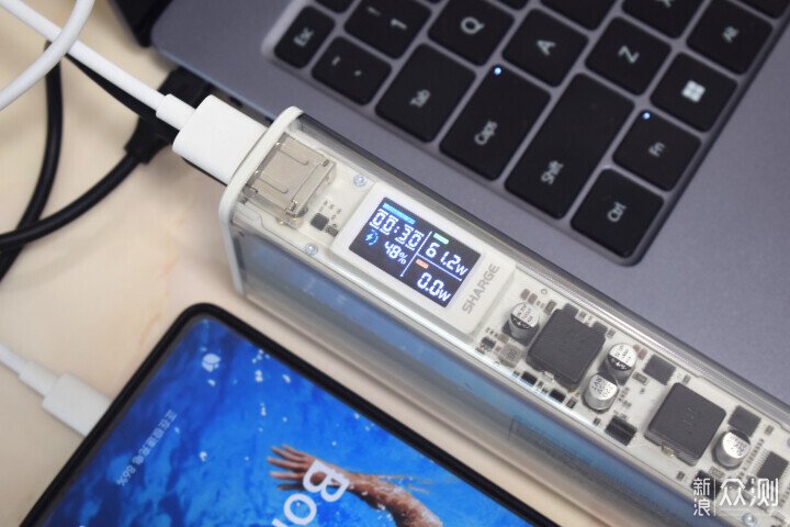 閃極銀翼pro超級移動電源,透明電路板耀全網_新浪眾測