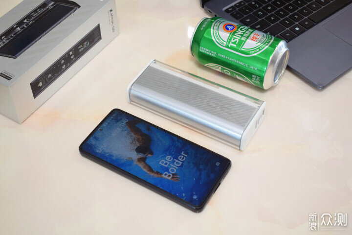 閃極銀翼pro超級移動電源,透明電路板耀全網_新浪眾測