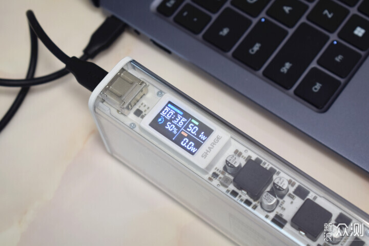閃極銀翼pro超級移動電源,透明電路板耀全網_新浪眾測