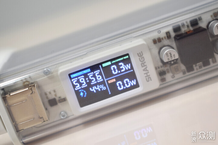 閃極銀翼pro超級移動電源,透明電路板耀全網_新浪眾測