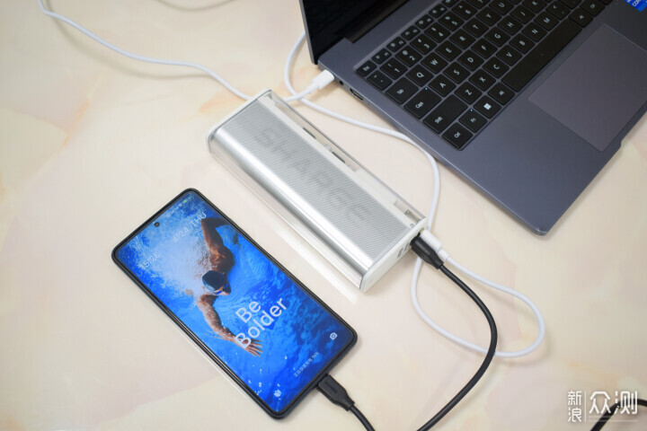 閃極銀翼pro超級移動電源,透明電路板耀全網_新浪眾測