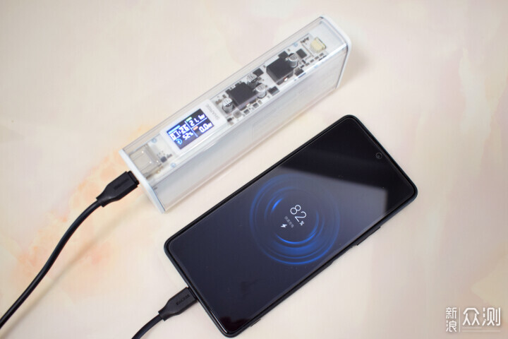 閃極銀翼pro超級移動電源,透明電路板耀全網_新浪眾測