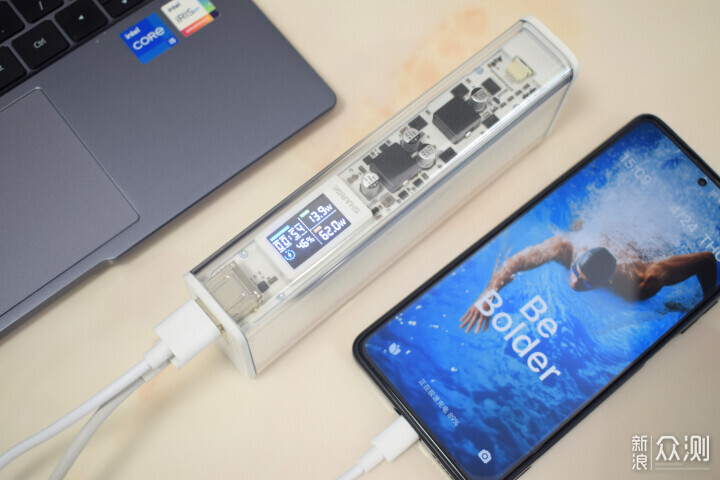 閃極銀翼pro超級移動電源,透明電路板耀全網_新浪眾測