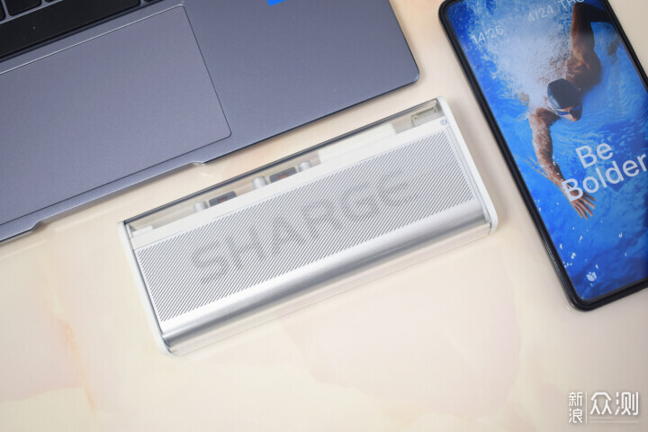 閃極銀翼pro超級移動電源,透明電路板耀全網_新浪眾測
