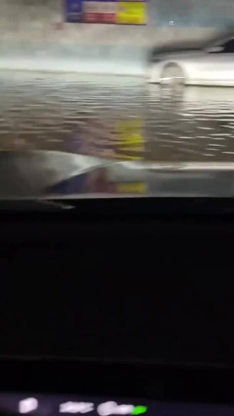 凌晨持续大暴雨致车库被淹,桂林多位市民挪车被困拉绳逃生