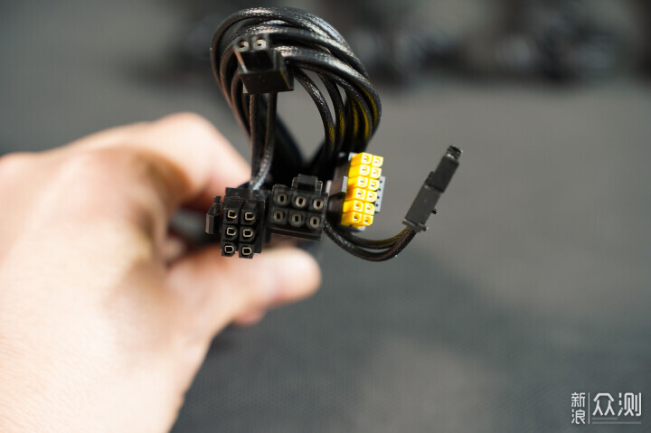 微星MPG A1000GS PCIE5暗黑電源開箱測試_新浪眾測