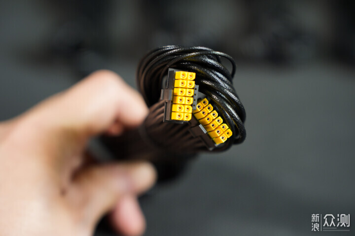 微星MPG A1000GS PCIE5暗黑電源開箱測試_新浪眾測