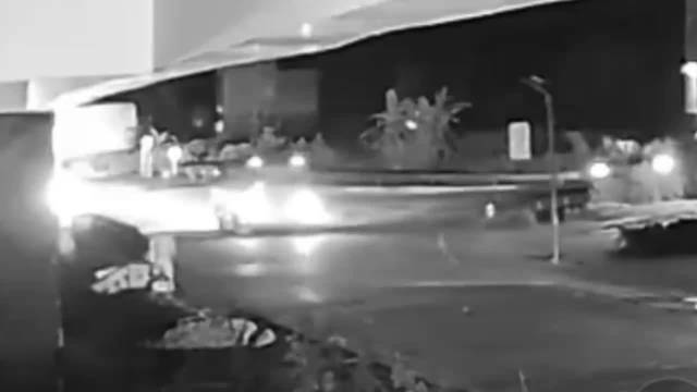 轿车与大巴相撞瞬间