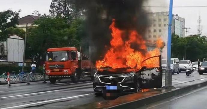 中春路联明路路口一辆商务车起火 车辆烧毁幸无人员伤亡