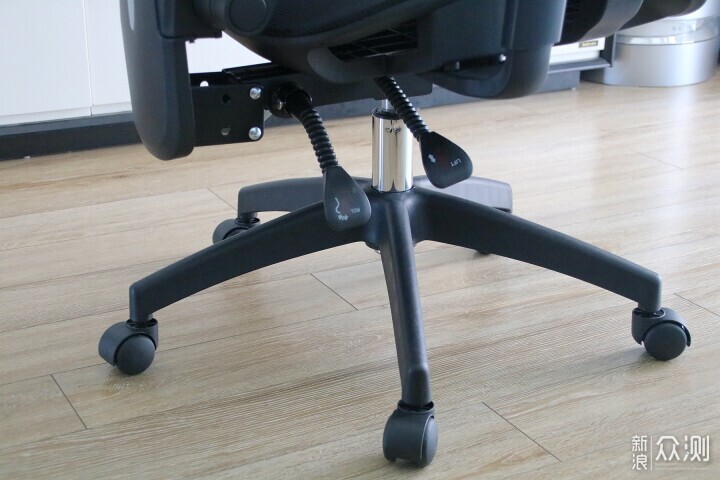 夏草木 Fit 人體工學椅深度評測_新浪眾測
