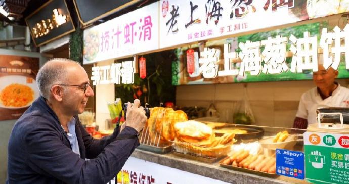 《海上钢琴师》导演拍上海葱油饼！金爵主席托纳多雷Citywalk打卡豫园