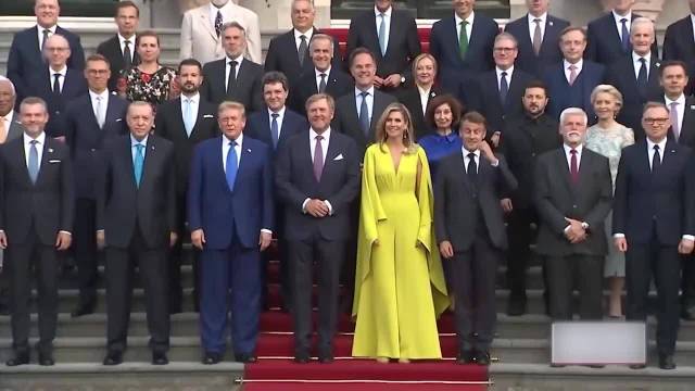 泽连斯基西装出席北约峰会