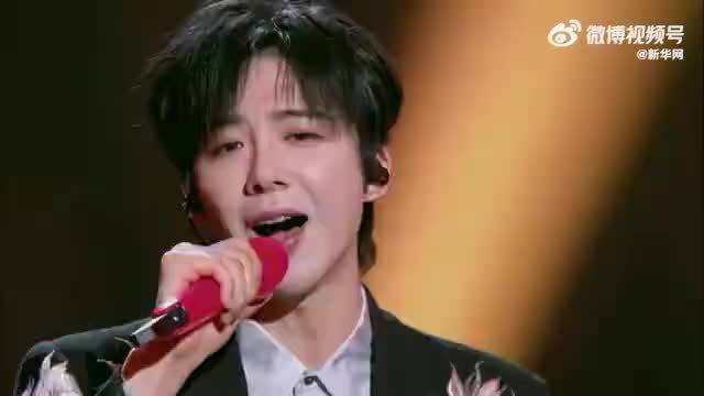 刘宇宁献唱热辣滚烫为毕业生助阵