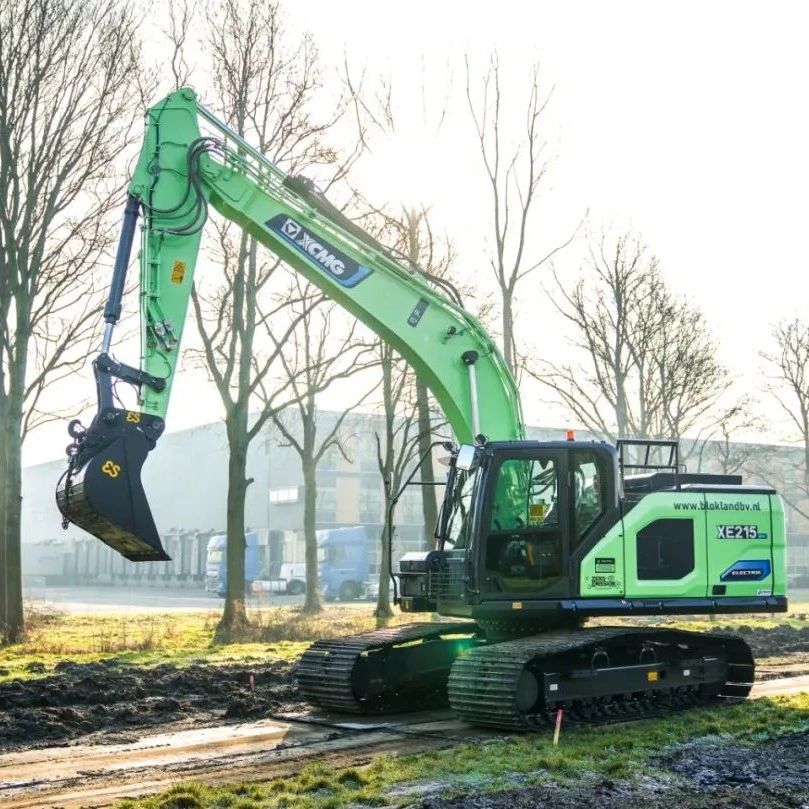 徐工XE215EV电挖批量交付新能源企业