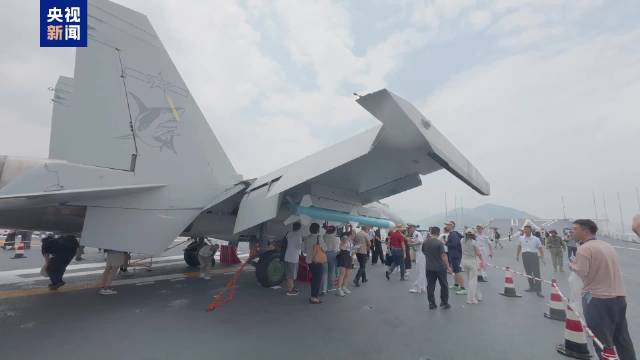 山东舰上歼15T为观众挡雨