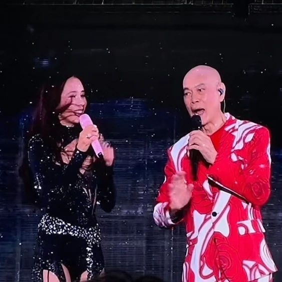 78岁罗家英亮相莫文蔚演唱会，两人对唱经典电影《大话西游》插曲《Only You》，此前罗家英自曝第4次患癌：最多剩9年寿命
