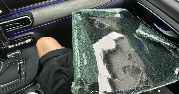 歌手戴燕妮称去巴黎路上遭抢劫！黑衣人敲碎副驾窗户，化妆师腿被划伤、包被抢走……