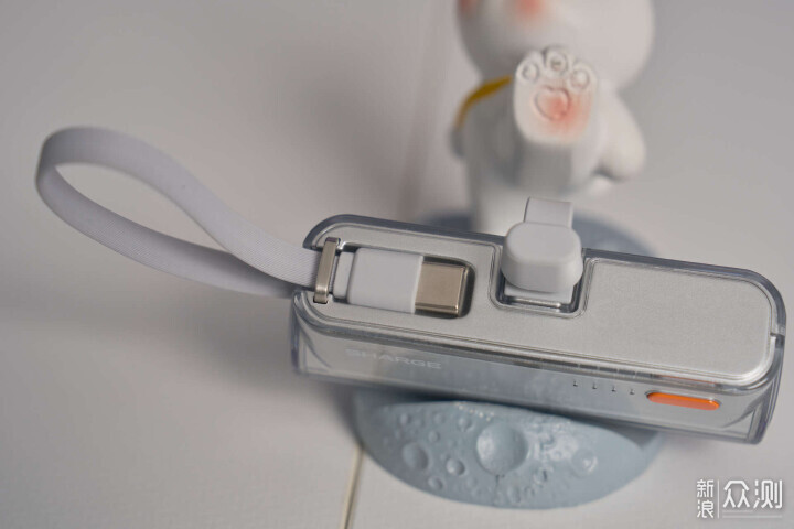 出遊好伴侶閃極隨行Mini2充電寶+點陣屏充電器_新浪眾測