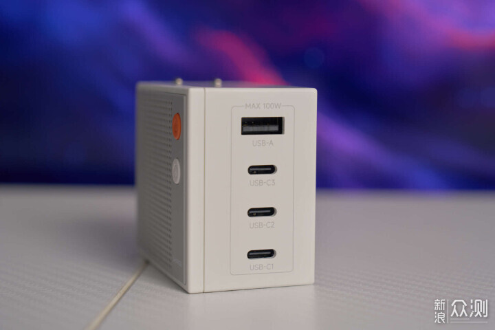 出遊好伴侶閃極隨行Mini2充電寶+點陣屏充電器_新浪眾測
