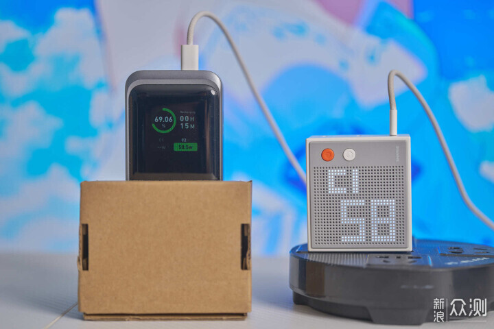 出遊好伴侶閃極隨行Mini2充電寶+點陣屏充電器_新浪眾測