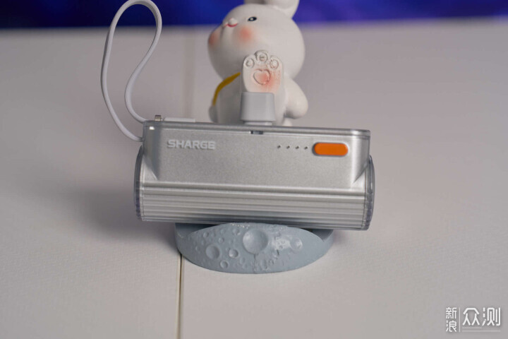 出遊好伴侶閃極隨行Mini2充電寶+點陣屏充電器_新浪眾測