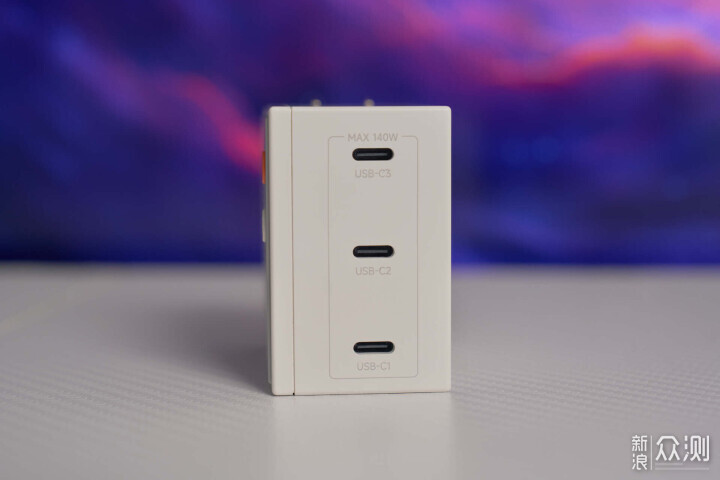 出遊好伴侶閃極隨行Mini2充電寶+點陣屏充電器_新浪眾測