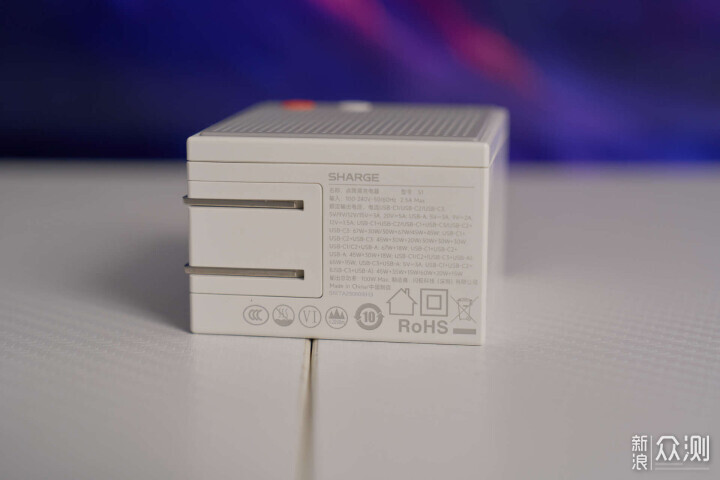 出遊好伴侶閃極隨行Mini2充電寶+點陣屏充電器_新浪眾測