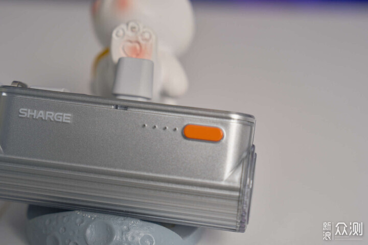 出遊好伴侶閃極隨行Mini2充電寶+點陣屏充電器_新浪眾測