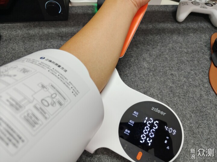 左點臂筒式電子血壓計:測量準確,使用方便_新浪眾測