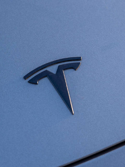 特斯拉车顶维权女车主终审败诉，被判赔偿17万元