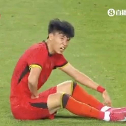 比赛第74分钟，王钰栋出现拉伤被塞尔吉尼奥换下，目前国足0-2落后日本​