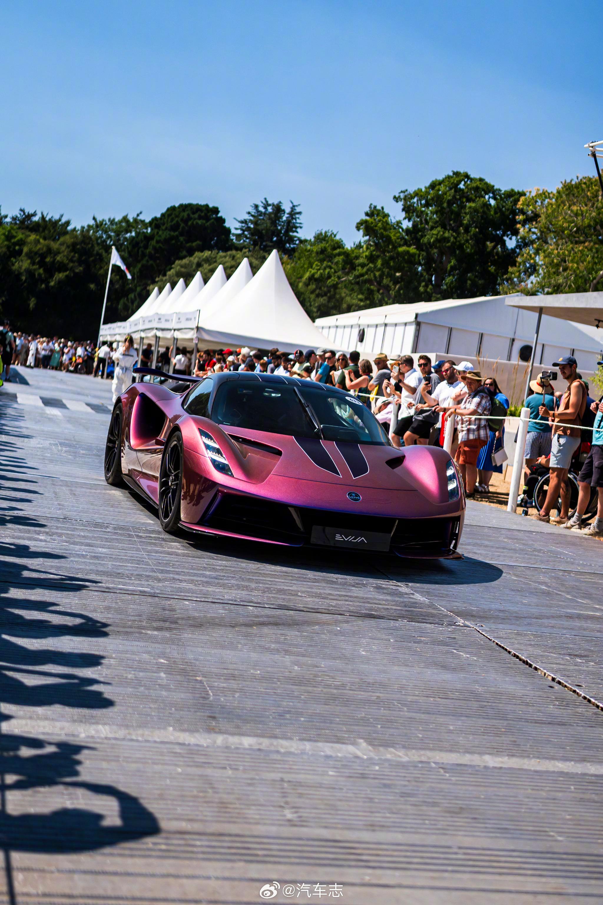 视频：路特斯Evija变色龙涂装亮相古德伍德，动态跑动惊艳赛道