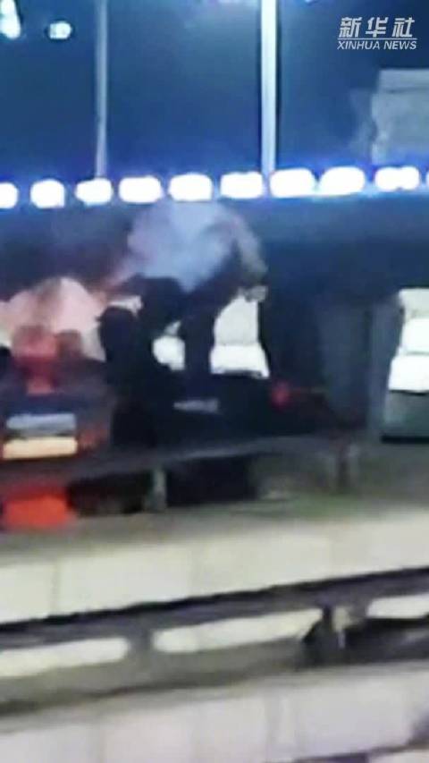 民警纵身飞扑救下轻生女子