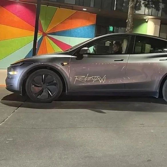 马斯克希望在中国推出特斯拉无人驾驶出租车，本人放话：一半美国人今年年底就能用上该服务