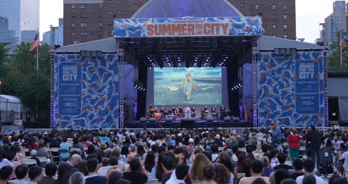 纽约林肯表演艺术中心排起长队，“上海日”吸引观众2万人次