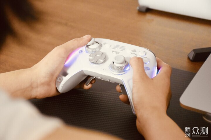 北通鯤鵬70手柄AI雙切扳機在遊戲實戰中的表現_新浪眾測
