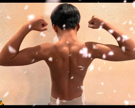 谢楠晒11岁儿子吴所谓肌肉照，背部线条明显