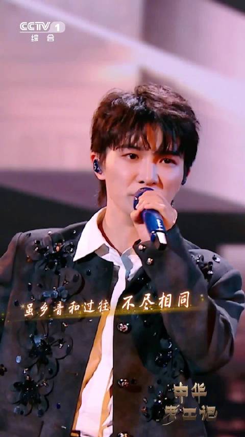 周深搭配机器人演绎超酷舞台