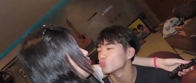 歌手曹格回应儿子joe用自己的歌官宣恋情，父子曾一起参加综艺节目《爸爸去哪儿》，与前妻吴速玲3年前离婚