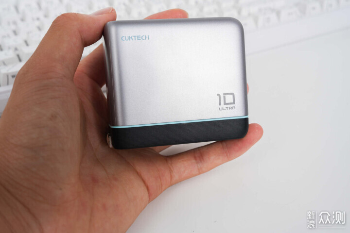 揣著10號超級電能充Ultra就像揣了電量急救包_新浪眾測