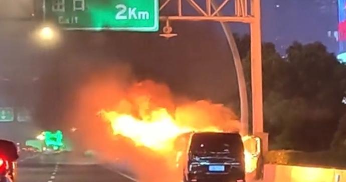 中环外圈近国和路匝道商务车起火 驾驶室陷入火海幸无伤亡