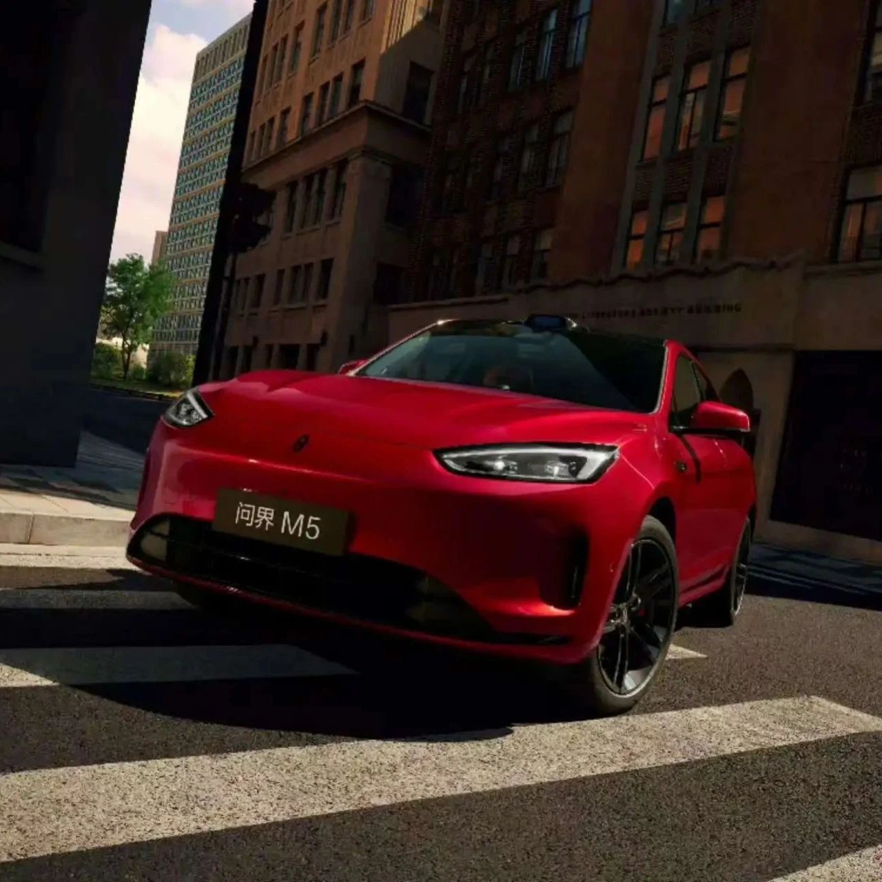 余承东首曝问界M5全新配色跃影红