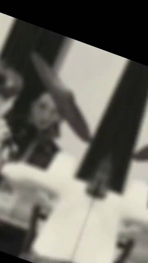 杨幂迪丽热巴W盛典同框，复古造型尽显暗黑华丽