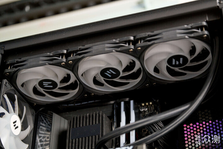 自帶超大屏幕?ZALMAN 思民 Z10 DS 機箱開箱_新浪眾測