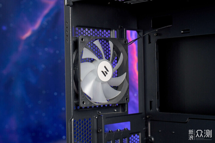 自帶超大屏幕?ZALMAN 思民 Z10 DS 機箱開箱_新浪眾測