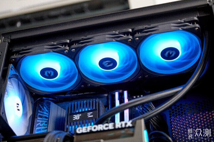 自帶超大屏幕?ZALMAN 思民 Z10 DS 機箱開箱_新浪眾測