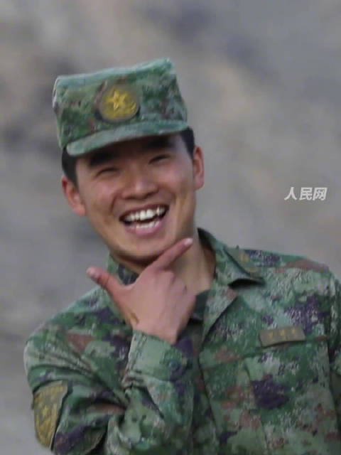 用士兵突击方式为战士拍退伍照