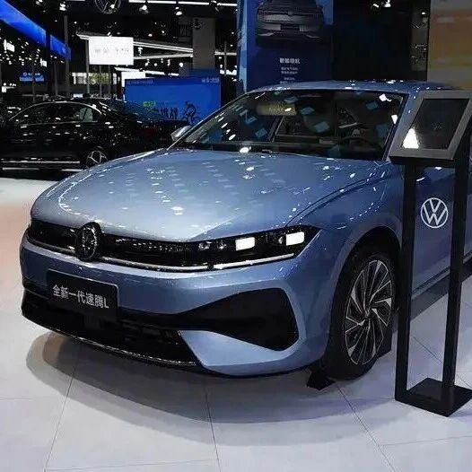 全新速腾L在2025成都车展上以11.99万-13.59万元的预售价格引发市场关注