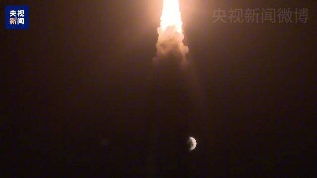 赞！中国火箭与月亮同框